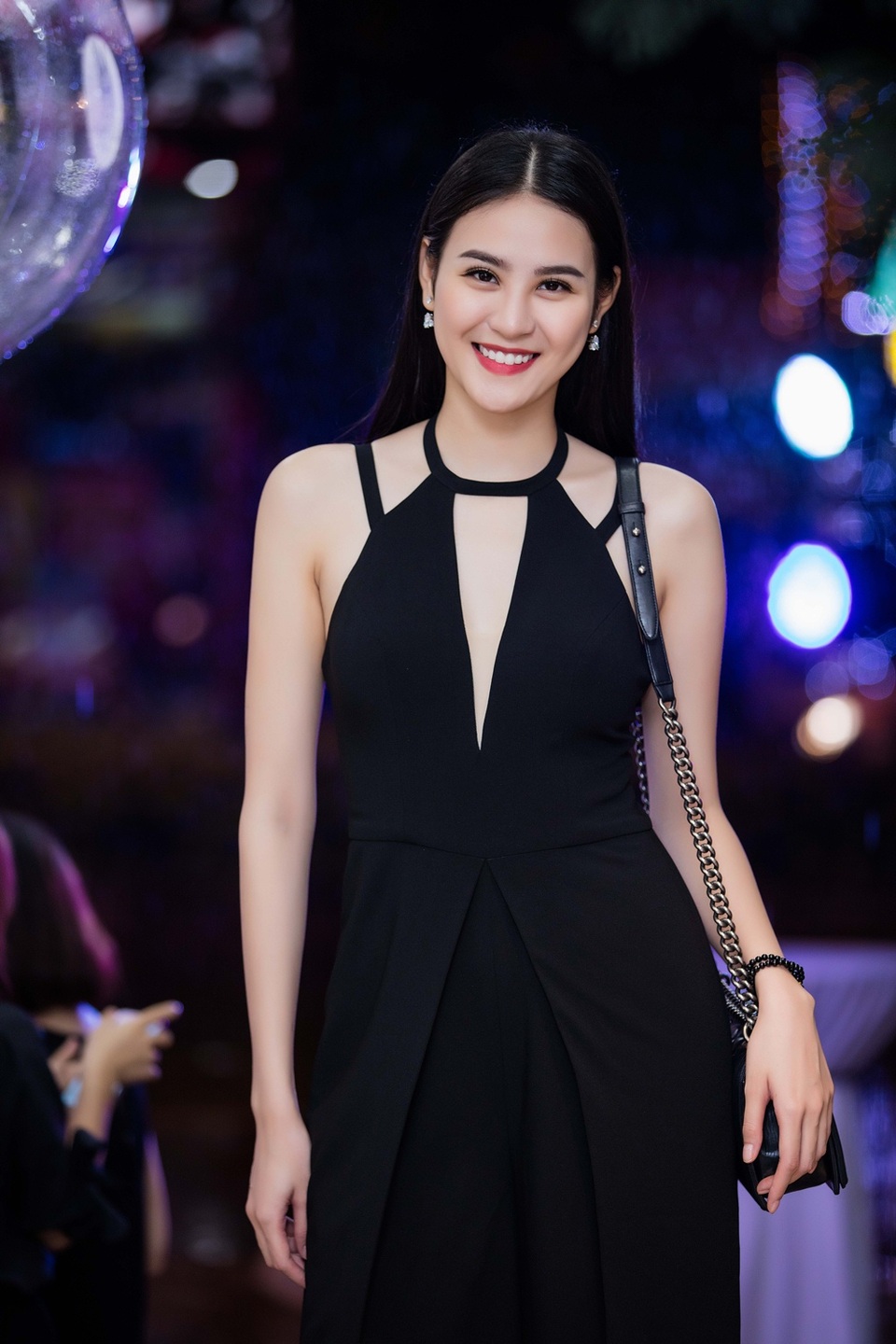 Siêu mẫu châu Á Hà Phương sang trọng, lịch lãm với “cây” đen. Gương mặt rạng rỡ cùng nụ cười ngọt ngào của cô gái độ tuổi khoe sắc, Phan Hà Phương là một trong những người mẫu sáng giá hiện nay.