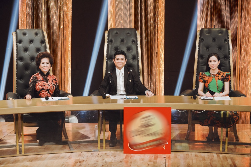 Mới đây nữ ca sĩ và hai con đến trường quay thu hình về bolero. Cô làm giám khảo cùng các nghệ sĩ gạo cội như danh ca Phương Dung, Mạnh Đình…