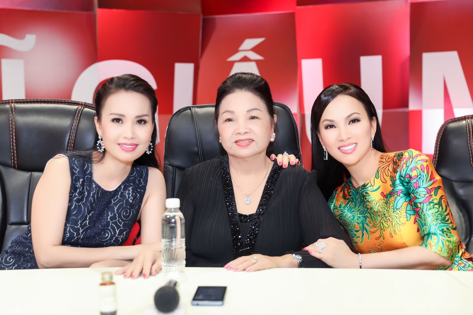 Sự thực tin đồn chị em nhà Cẩm Ly “bằng mặt, không bằng lòng” - 4 Trong khi Cẩm Ly (ngoài cùng bên trái) tính cách trầm, ít nói thì Hà Phương (ngoài cùng bên phải) lại thuộc tuýp người cởi mở.