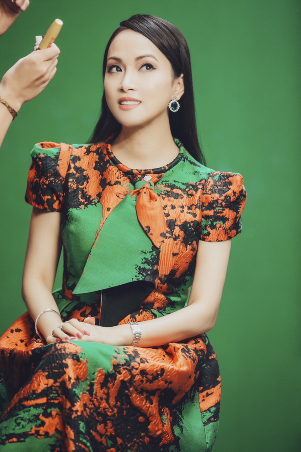 “Trong mỗi chuyến đi tôi muốn con mình sẽ học được cách yêu thương, sẻ chia với mọi người xung quanh”, cô nói. Có lần, khi được hỏi, kết hôn với chồng tỷ phú có khiến Hà Phương áp lực chuyện giữ chồng hay không, cô chia sẻ, hai con gái chính là “vũ khí sắc bén” giữ chồng. Chồng cô - tỷ phú Chính Chu rất thương hai con và nói rằng đó là người yêu của mình, mỗi lần đi làm về đều sà vào chơi với hai cô công chúa hoặc quay sang trêu chọc vợ.