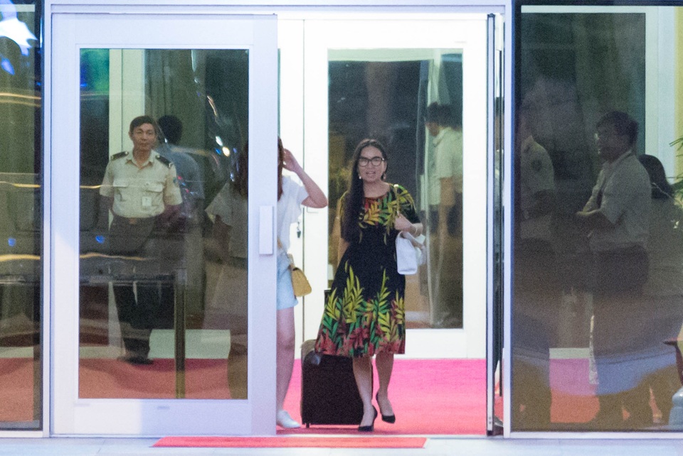 Sau kỳ nghỉ mát cùng gia đình tại Dubai, mới đây, Hà Phương đáp chuyến bay về Việt Nam trên chiếc phi cơ mới. Theo nguồn tin thân cận, máy bay mang số hiệu 909 AD, trong đó AD là viết tắt của Angelina và Diana - tên hai con gái của nữ ca sĩ. Tuy nhiên, hình ảnh chiếc phi cơ mới được cô giữ kín.