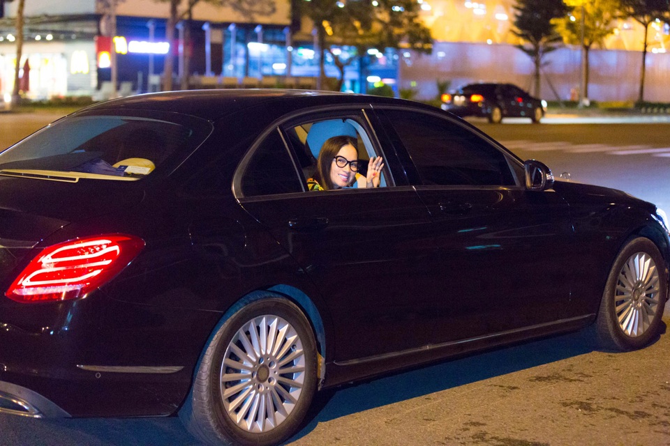 Vì thế trong chuyến về nước này, cô bật mí sẽ cùng người thân tham quan các cảnh đẹp, thưởng thức ẩm thực và thăm hỏi họ hàng gần xa. Bên cạnh đó, cô còn dành thời gian đến tham dự một số sự kiện giải trí theo lời mời của BTC.