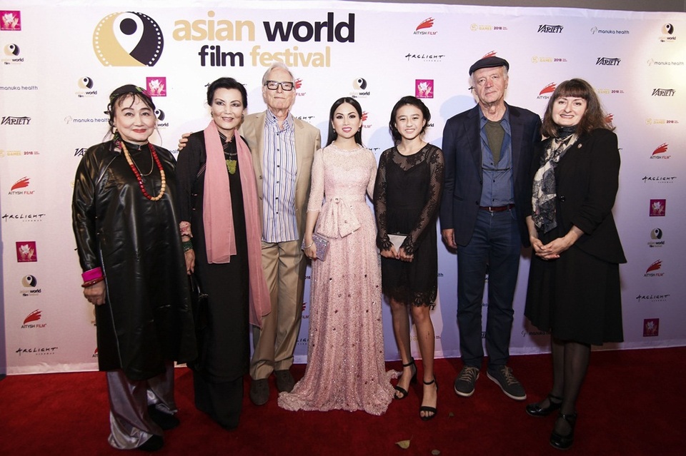 Em gái Cẩm Ly rơi nước mắt khi phim chồng tỷ phú hỗ trợ chiếu ở Hollywood - 6 Hà Phương và ekip làm phim “Finding Julia”.