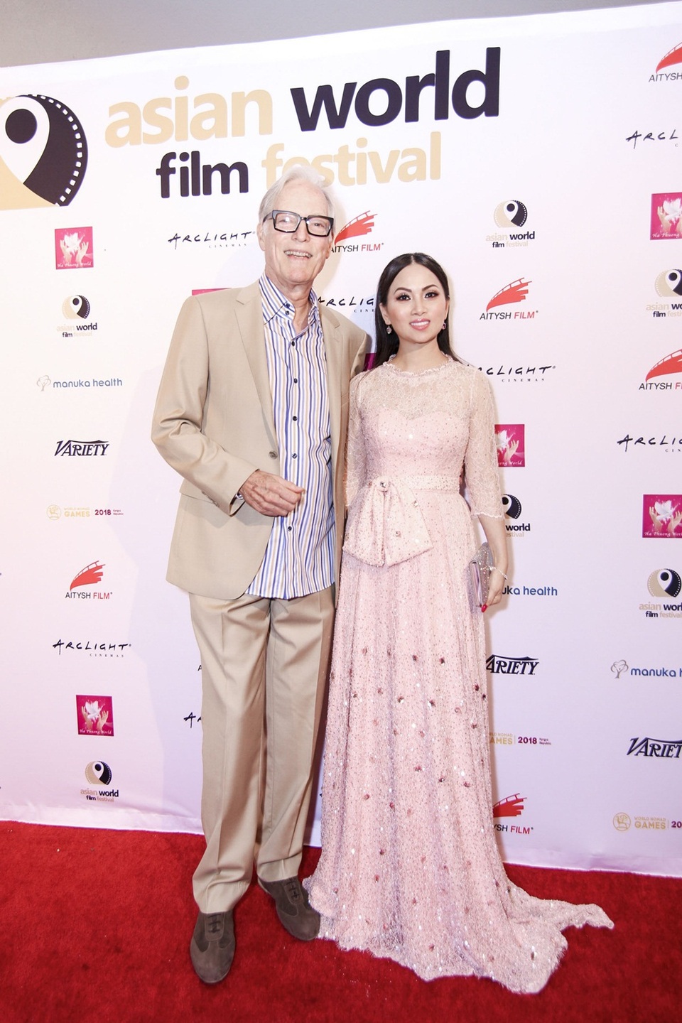 Em gái Cẩm Ly rơi nước mắt khi phim chồng tỷ phú hỗ trợ chiếu ở Hollywood - 2 Hà Phương và ông Richard Chamberlain, nam diễn viên Hollywood nổi tiếng với vai diễn linh mục Ralph trong bộ phim kinh điển Tiếng chim hót trong bụi mận gai.