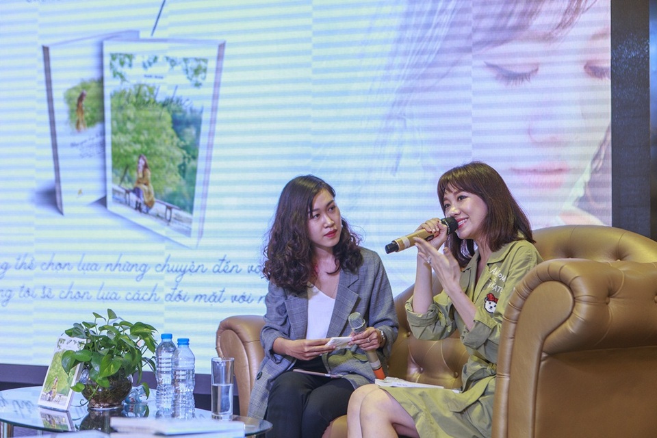 Mẹ Trấn Thành rất tự hào về con dâu Hari Won - 8 Trong quyển tự truyện “Cỏ hạnh phúc” Hari muốn chia sẻ cảm xúc của mình với những người đang chống chọi với căn bệnh ung thư. Hari khuyên fan của mình hãy suy nghĩ tích cực và sống lạc quan. Nhắn nhủ với các bạn trẻ hãy sống hết mình và đừng ngại nói yêu thương với cha mẹ.