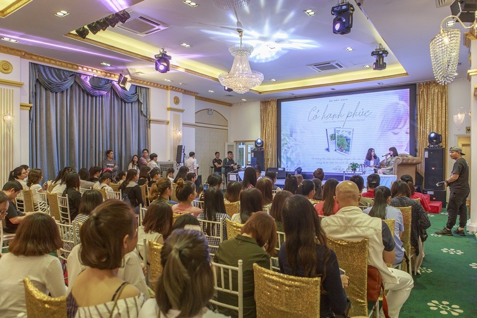 Mẹ Trấn Thành rất tự hào về con dâu Hari Won - 4 Khán phòng đông nghẹt khán giả đến tham gia và ung hộ bà xã Trấn Thành lần đầu tiên ra mắt tự truyện “Cỏ hạnh phúc”.