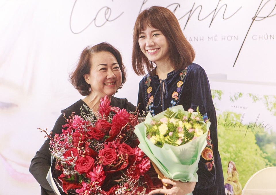 Mẹ Trấn Thành rất tự hào về con dâu Hari Won - 5 Điều đặc biệt nhất của buổi của cô còn là sự xuất hiện bất ngờ của mẹ nam diễn viên Trấn Thành. Mẹ chồng của Hari đã dành bất ngờ cho cô khi âm thầm đến cổ vũ và động viên con dâu. Bà cũng rất ngạc nhiên và hạnh phúc khi khán giả dành nhiều tình cảm cho Hari.