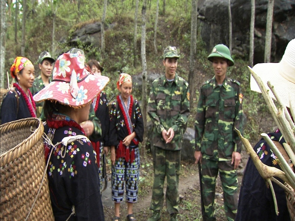 Tròn 20 mùa xuân “xuống núi” - 5 Bà con dân bản chính là tai mắt của bộ đội Biên phòng