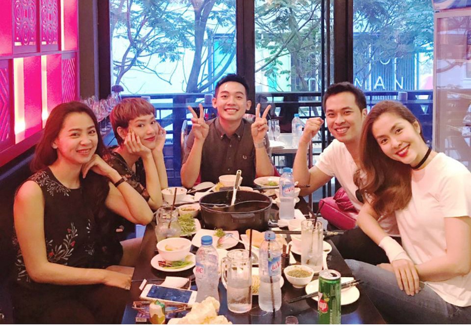 Diễn viên Tăng Thanh Hà sau khi sinh thường xuyên tụ tập ăn uống cùng bạn bè. Lần này cô đi cùng ca sĩ Trà My Idol, diễn viên Phở Đặc Biệt...