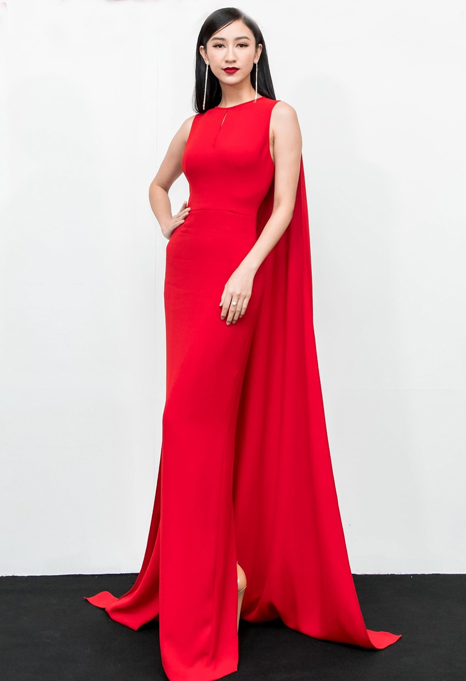 Á hậu Hà Thu diện thiết kế ôm dài theo cơ thể kết hợp với phần tà gọn gàng phía sau. Trang phục thanh lịch nhưng vẫn giúp người đẹp phô diễn được hình thể đẹp.