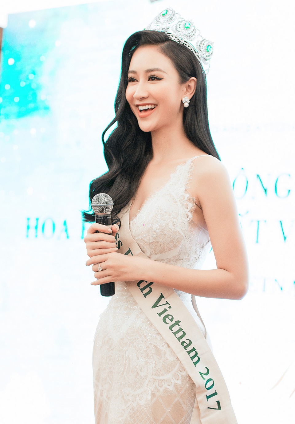 “Hà Thu cũng từng chinh chiến trên đấu trường quốc tế, cụ thể là Top 14 HH Liên lục địa Miss Intercontinental 2015 nên áp lực cho lần thứ hai này là phải làm sao để tốt hơn những gì mình đã làm. Hà Thu đánh giá cao thành tích của Nam Em, đó là điều đáng học hỏi để hoàn thiện bản thân mình hơn”, người đẹp chia sẻ.