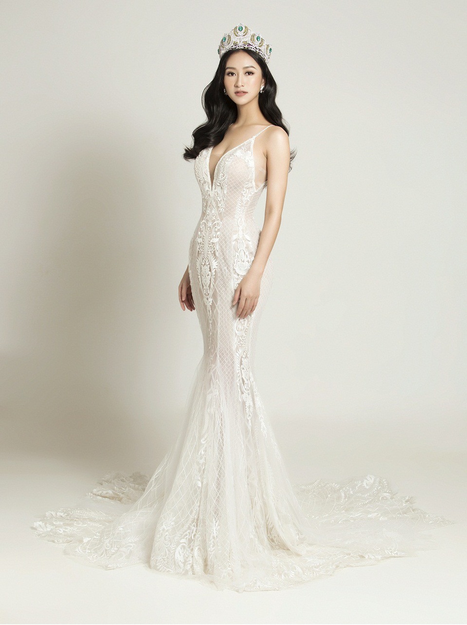 So với những ngày đầu vào nghề, Hà Thu hiện tại là một hình mẫu của thế hệ người đẹp mới, xinh đẹp, thông minh, tài năng và bản lĩnh. Không chỉ tự tin lấn sân sang những lĩnh vực khác, người đẹp còn ghi điểm với khán giả qua những hoạt động thiện nguyện ý nghĩa.