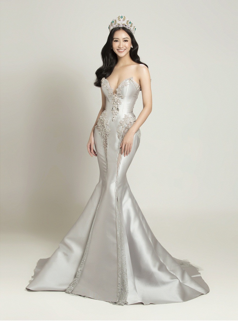 Trong suốt thời gian qua, Hà Thu luôn biết ghi điểm với gu thời trang tinh tế. Người đẹp không chạy đua theo những xu hướng thời trang hàng hiệu đắt tiền, nhưng vẫn xuất hiện tại các sự kiện trong những bộ trang phục ấn tượng.