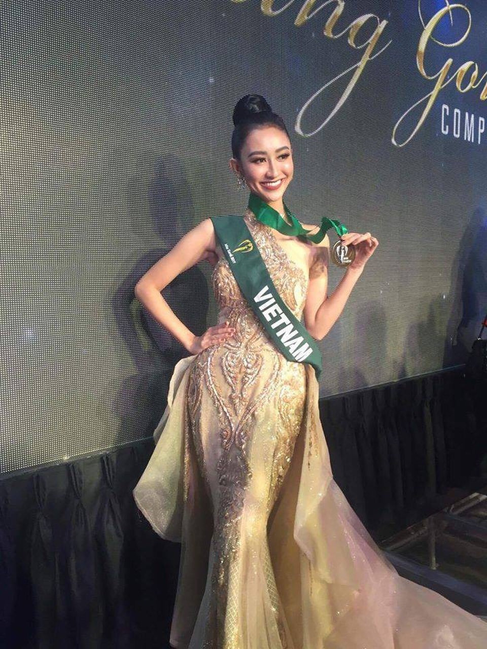 Điểm lại thành tích nổi bật của Hà Thu trước đêm chung kết Miss Earth - 5 Mới đây nhất, trong đêm 30/10, Hà Thu lại tiếp tục “ghi điểm” khi giành chiến thắng giòn giã thêm 2 HCV nữa.