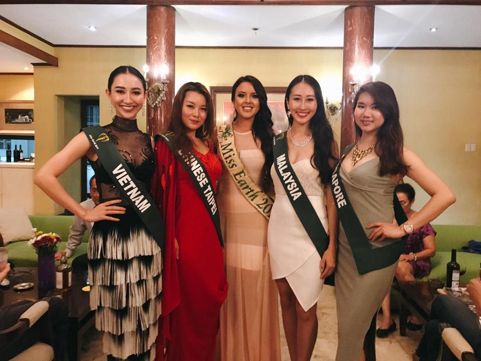 Hà Thu giành huy chương đồng phần thi tài năng tại Hoa hậu Trái đất - 1 Trong 3 ngày đầu tiên tại cuộc thi Hoa hậu Trái đất, Hà Thu nằm trong số các thí sinh gây chú ý và tạo thiện cảm tại Miss Earth 2017. Người đẹp luôn nở nụ cười mỗi khi xuất hiện trong các hoạt động bên lề, các buổi dạ tiệc chào mừng lẫn các clip hậu trường.