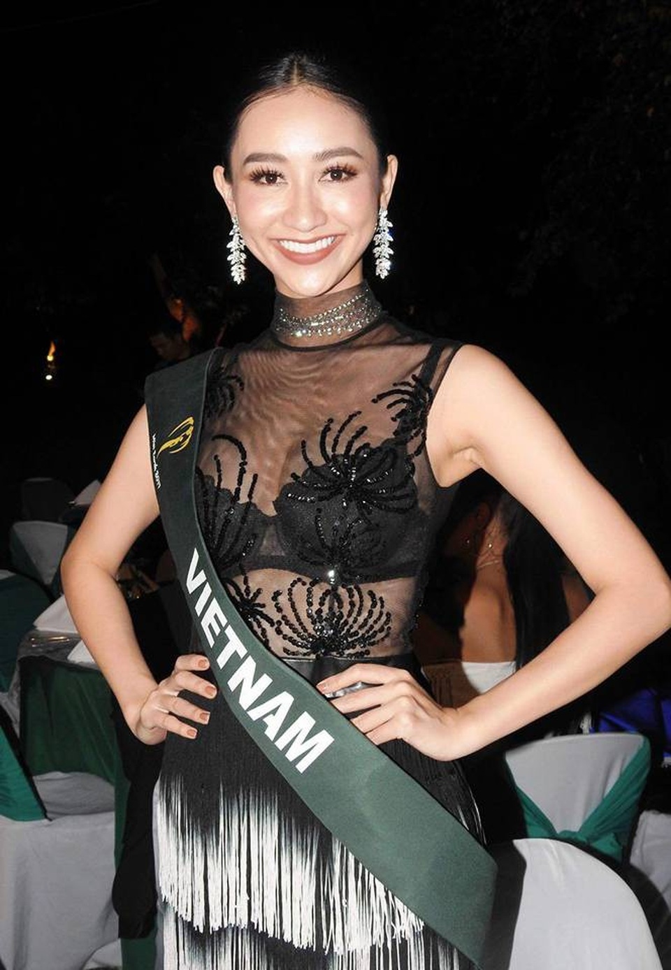 Điểm lại thành tích nổi bật của Hà Thu trước đêm chung kết Miss Earth - 1 Lê Thị Hà Thu - Á hậu 1 Hoa hậu Đại dương 2014 sở hữu chiều cao 1m71, cân nặng 50kg. Cô sở hữu vẻ đẹp dịu dàng, thân hình rắn rỏi cùng vốn ngoại ngữ tốt và sự khéo léo trong giao tiếp. Năm 2015, người đẹp đại diện Việt Nam tham gia cuộc thi Hoa hậu Liên Lục Địa 2015 và lọt vào Top 14 chung cuộc.