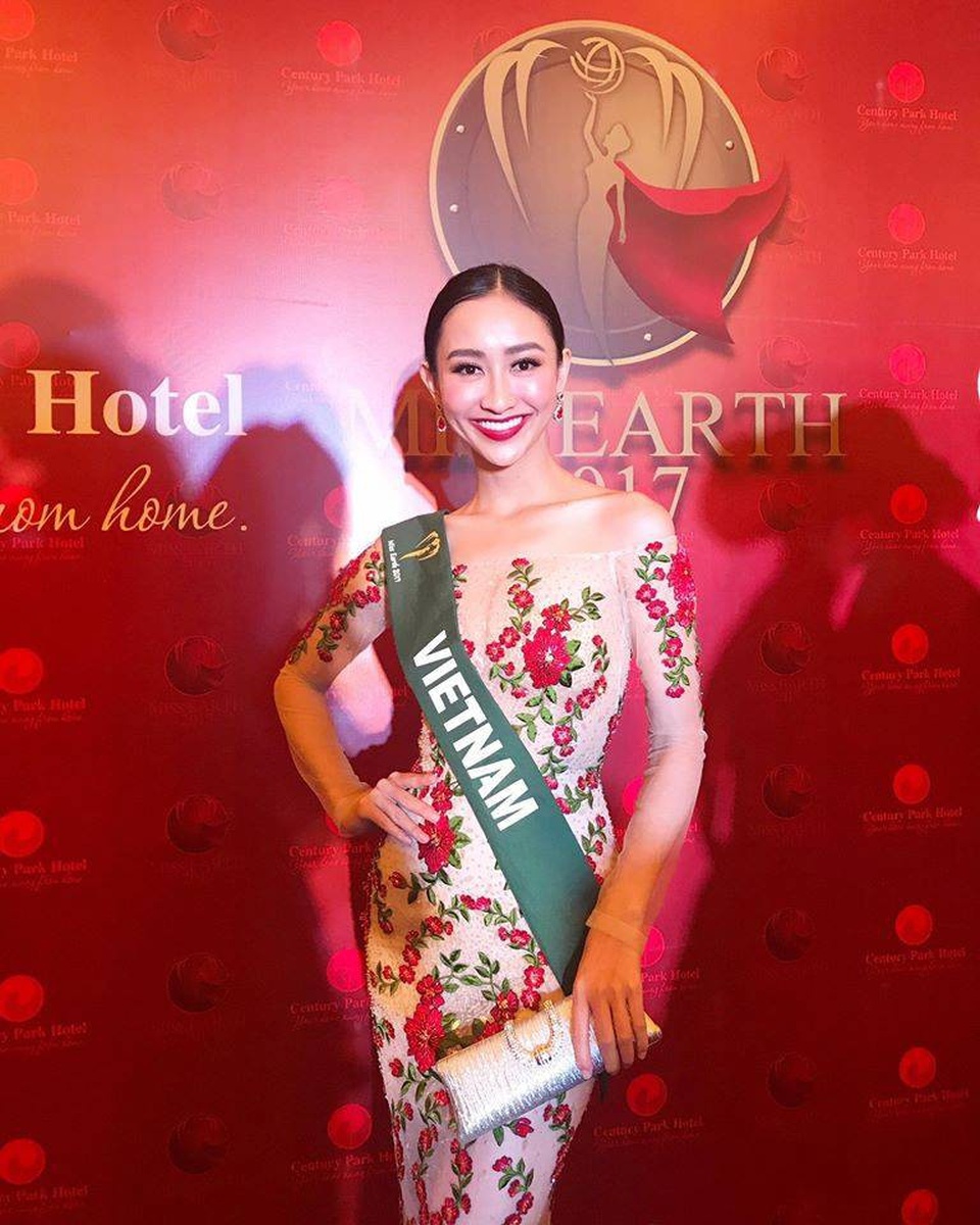 Điểm lại thành tích nổi bật của Hà Thu trước đêm chung kết Miss Earth - 2 Với các hoạt động ngoài trời đòi hỏi những bộ trang phục khỏe khoắn hay những buổi dạ tiệc cần những “bộ cánh” lộng lẫy, kiêu sa, Hà Thu luôn có sự chuẩn bị kỹ lưỡng.
