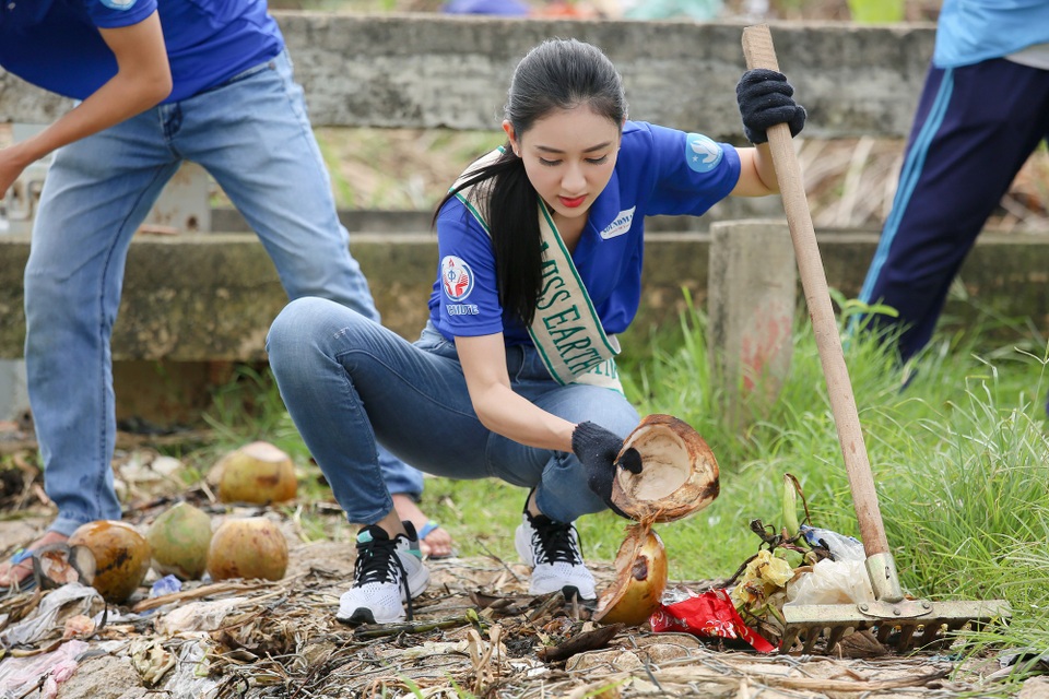 Điểm lại thành tích nổi bật của Hà Thu trước đêm chung kết Miss Earth - 6 Ngoài ra người đẹp cũng giành giải Best Earth Warrior (Chiến binh Trái đất) – giải thưởng được BGK đánh giá dựa trên các hoạt động vì môi trường của tất cả các thí sinh tham gia cuộc thi trong suốt hành trình của các người đẹp trước khi đến với Miss Earth 2017.