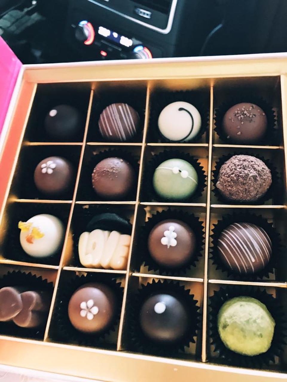 Á hậu Hà Thu hạnh phúc khi nhận được bó hoa hồng rất to và chocola ngọt ngào từ người yêu của mình.