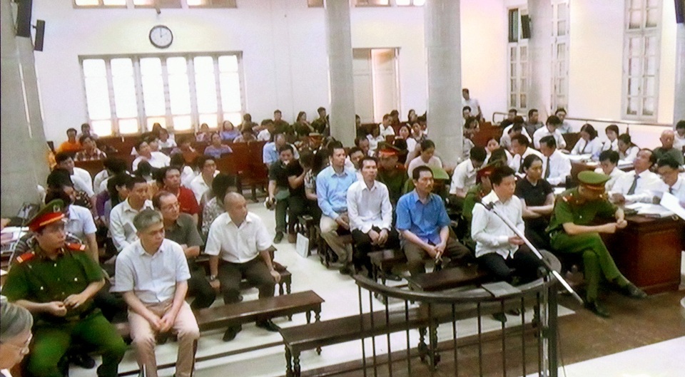 Xét xử vụ Oceanbank: Hồng Tứ được đề nghị giảm nhẹ hình phạt - 1 Các bị cáo tại phiên xử chiều 22/9.