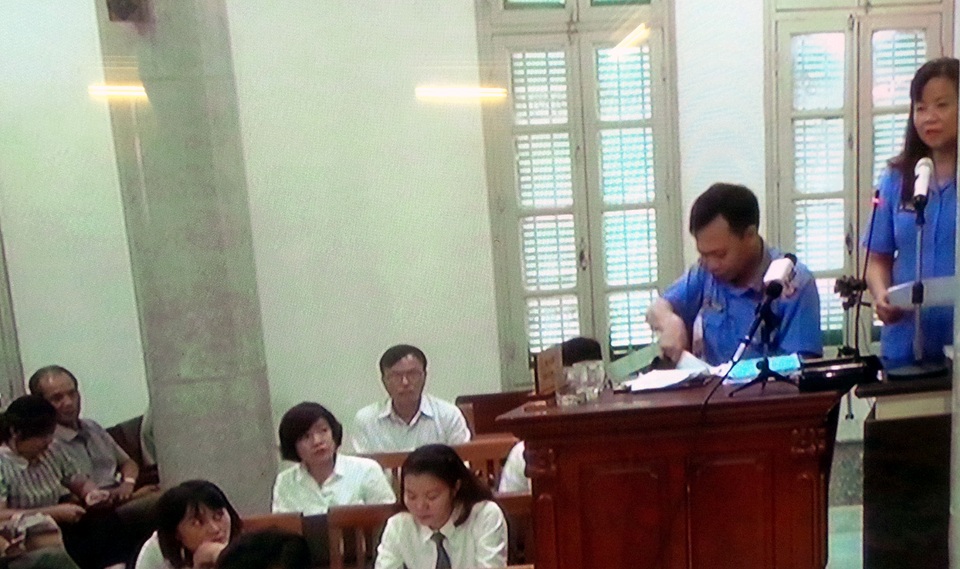 Xét xử vụ Oceanbank: Hồng Tứ được đề nghị giảm nhẹ hình phạt - 2 Đại diện Viện KSND TP Hà Nội tranh luận tại tòa.