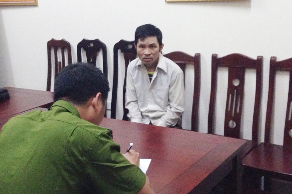 Cán bộ phòng PC52 lấy lời khai ban đầu của Hà Văn Thu trước khi bàn giao cho cơ quan điều tra