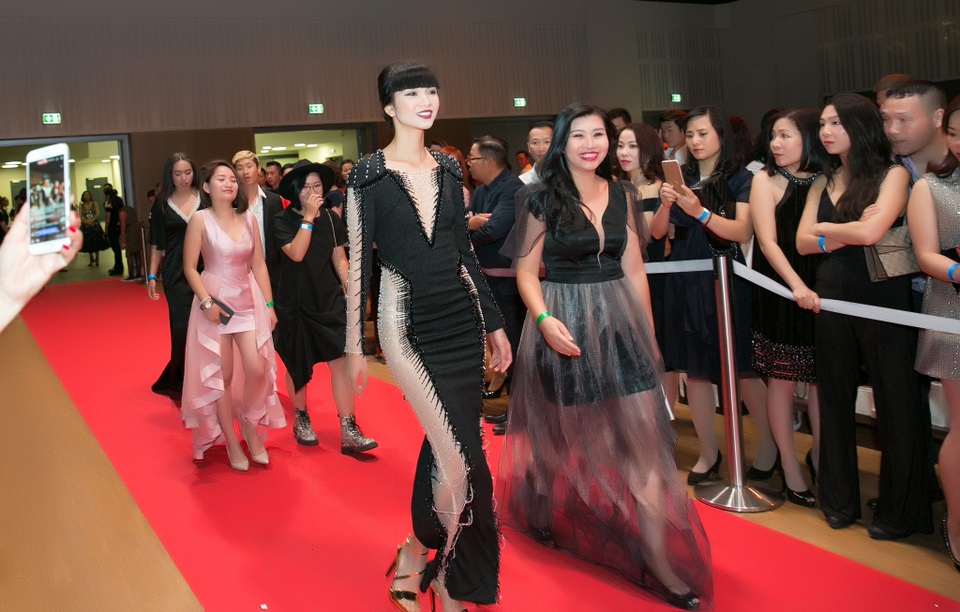Hồ Ngọc Hà hóa công chúa, Lâm Thùy Anh soán ngôi “Nữ hoàng thảm đỏ” - 11 Người mẫu Hạ Vy diện một chiếc đầm cắt khoét, xuyên thấu khoe đôi chân dài.