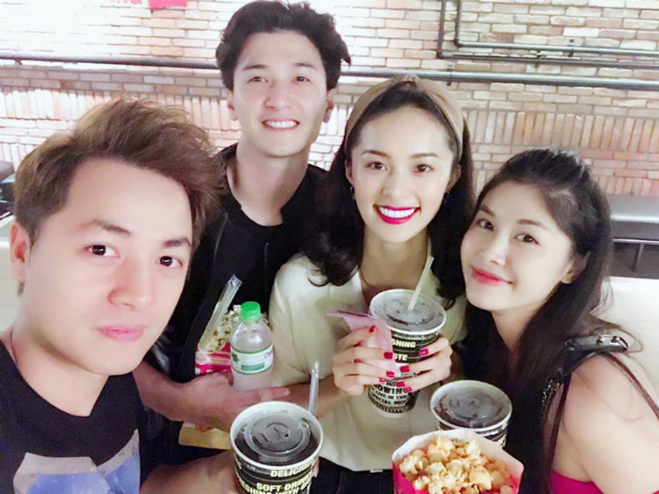 Chí Trung khoe ảnh cưới; Tự Long được gọi là “ông bố bỉm sữa” - 9 Vợ chồng Đăng Khôi - Thủy Anh đi ăn cùng cặp đôi Huỳnh Anh - Hạ Vi. Sau khi Hạ Vi chia tay thiếu gia Cường Đôla, Huỳnh Anh cùng bạn gái Hoàng Oanh cũng kết thúc mối tình sau 2 năm, Hạ Vi và Huỳnh Anh được cho là đang có mối quan hệ thân thiết với nhau trên mức tình bạn.