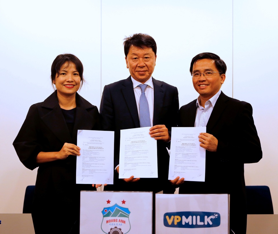 HA Gia Lai có HLV mới người Hàn Quốc - 1 Tân HLV trưởng CLB HA Gia Lai Chung Hae Seong (giữa), vừa đạt được thoả thuận dẫn dắt đội bóng phố núi trong vòng 2 năm tới