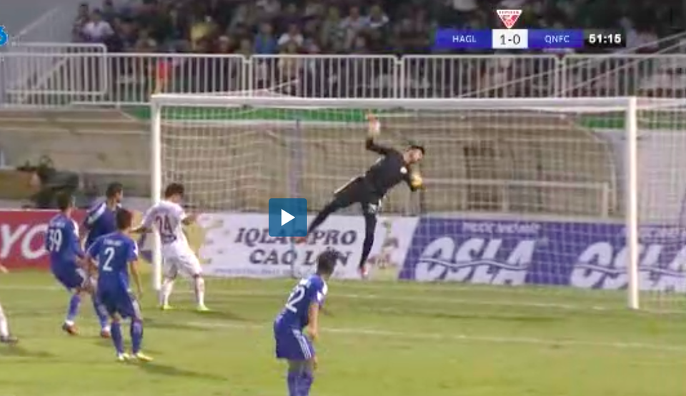 Cận cảnh vị trí chạm của Ngọc Quang (HA Gia Lai) trước khi bóng đi vào lưới Quảng Nam (ảnh cắt từ clip)