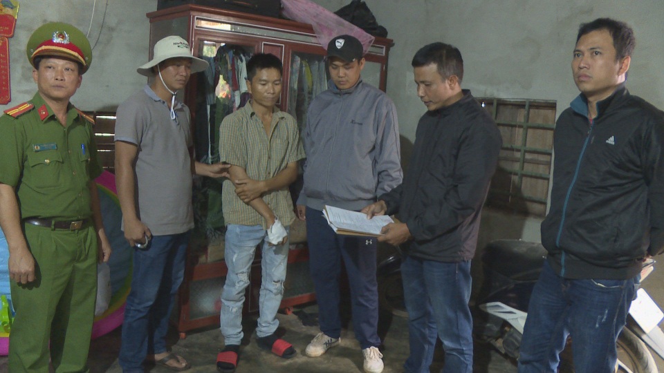 Bắt nghi phạm sử dụng súng trong vụ hỗn chiến giành đất khiến 1 người chết - 1
Cơ quan CSĐT đọc lệnh bắt Đặng Công Hải (áo kẻ) tại nhà riêng