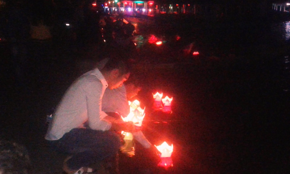 Du khách đổ về Hội An khai hội Nguyên Tiêu - 6 Đôi bạn trẻ cầu may mắn, học hành thành tài