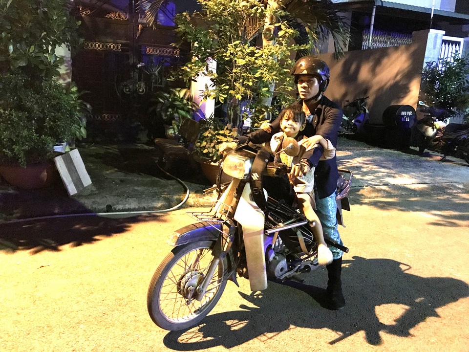Nam nghệ sĩ hơn 200 lần… nhập viện và thà chết để con gái được đi học - 8 Vì con, anh sẵn sàng làm tất cả, kể cả hi sinh mạng sống của mình.