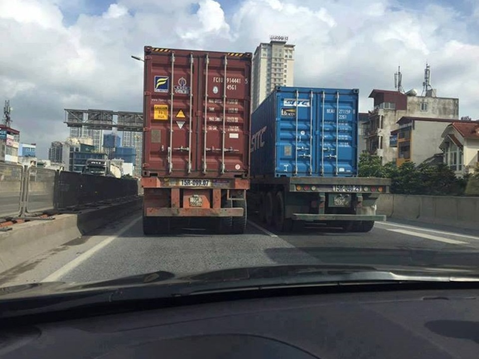 Hà Nội: Truy tìm 2 xe container chạy như... rùa ở đường trên cao - 1
Hai chiếc xe dàn hàng với tốc độ rùa bò, gây cản trở giao thông, khiến người đi đường vô cùng bức xúc.