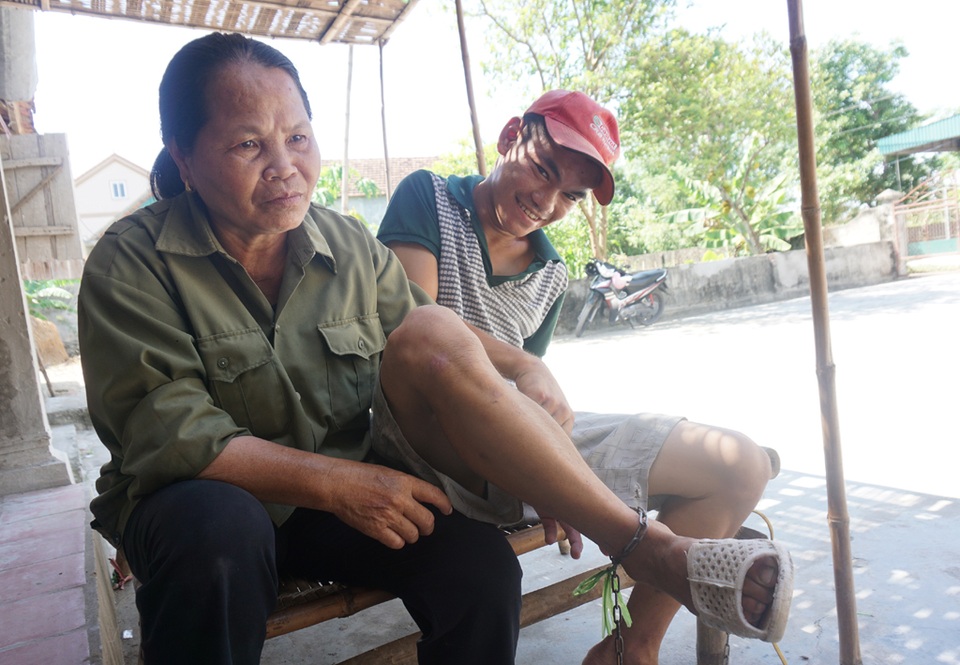 Vợ chồng nghèo bế tắc trước cảnh 2 con trai cùng bị tâm thần - 5 Hơn hai chục năm chăm hai con tâm thần, bà Hằng suy kiệt cả về sức khỏe lẫn tinh thần, cộng với căn bệnh thần kinh, bà hầu như mất khả năng lao động