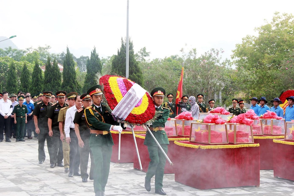 Tiếp nhận và an táng 21 hài cốt liệt sĩ hy sinh tại Lào - 2 Tiếp nhận và an táng 21 hài cốt liệt sĩ hy sinh tại Lào - 2