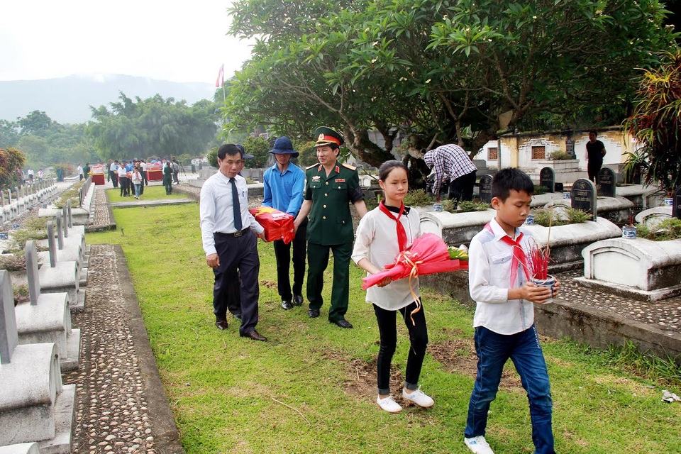 Tiếp nhận và an táng 21 hài cốt liệt sĩ hy sinh tại Lào - 3 Hài cốt liệt sĩ được an táng tại Nghĩa trang Đồng Tâm huyện Bá Thước