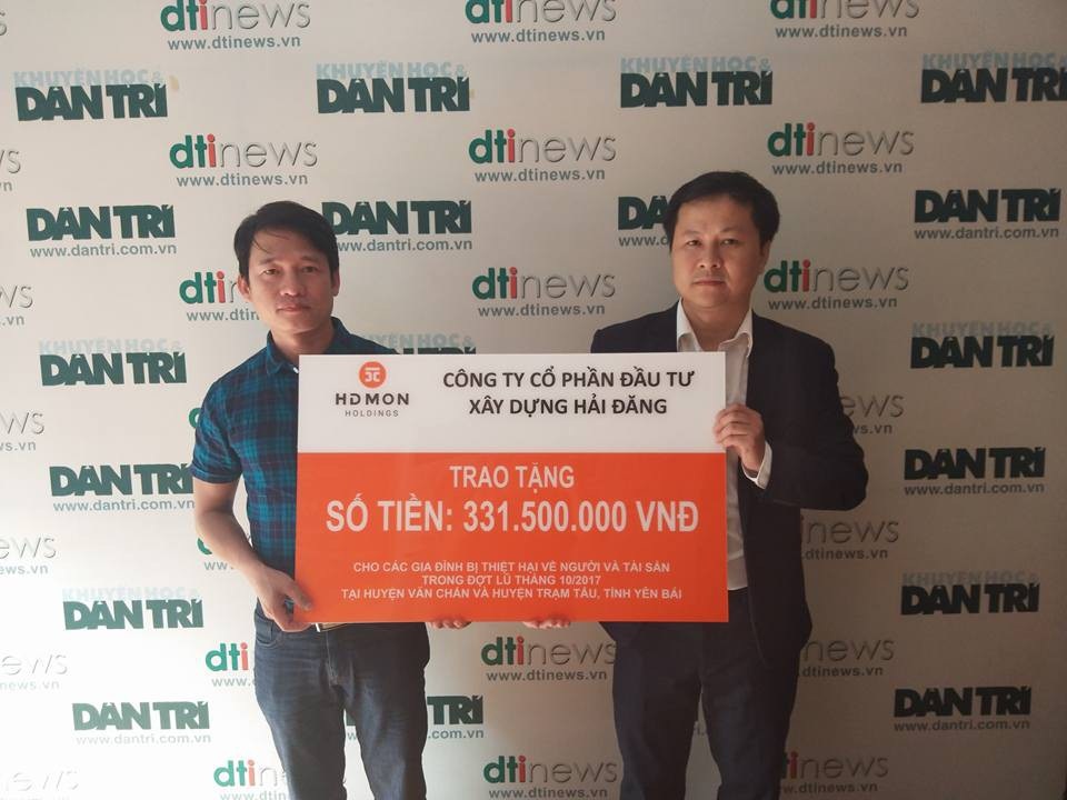 Công ty Hải Đăng ủng hộ đồng bào bị lũ quét ở Yên Bái hơn 331 triệu đồng - 1
Nhà báo Nguyễn Thế Nam, Phó ban Truyền thông và Công tác xã hội báo Dân trí (trái) nhận số tiền 331.500.000 đồng từ ông Đặng Xuân Tâm, Phó Tổng Giám đốc Công ty CP Đầu tư xây dựng Hải Đăng ủng hộ đồng bào miền núi Yên Bái bị thiệt hại do lũ quét
