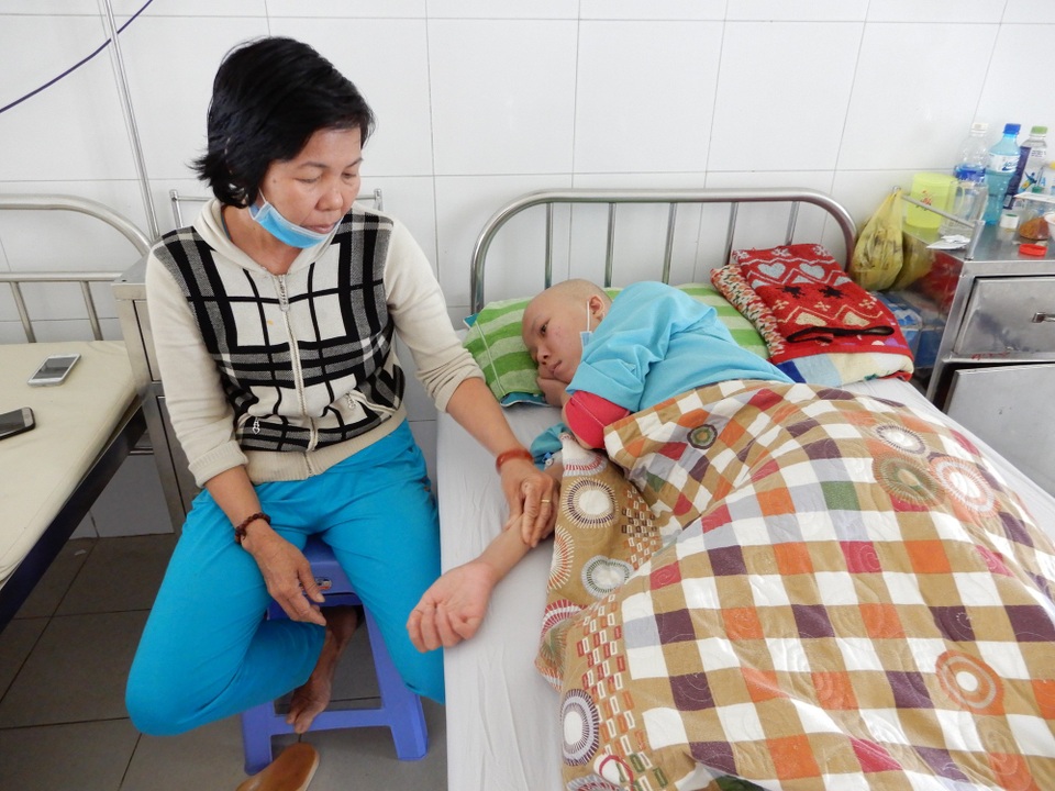 Bà Tám thương con còn trẻ đã mắc bệnh hiểm nghèo. Chỉ mong ước có thể mang bệnh thay con