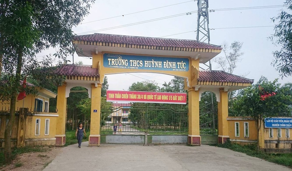 2 nữ sinh tỉnh Thừa Thiên Huế đánh bạn tới tấp vào mặt - 3
Trường THCS Huỳnh Đình Túc, Thị xã Hương Trà, tỉnh Thừa Thiên Huế - nơi có 2 nữ sinh lớp 9 đánh học sinh cùng trường học lớp 7.