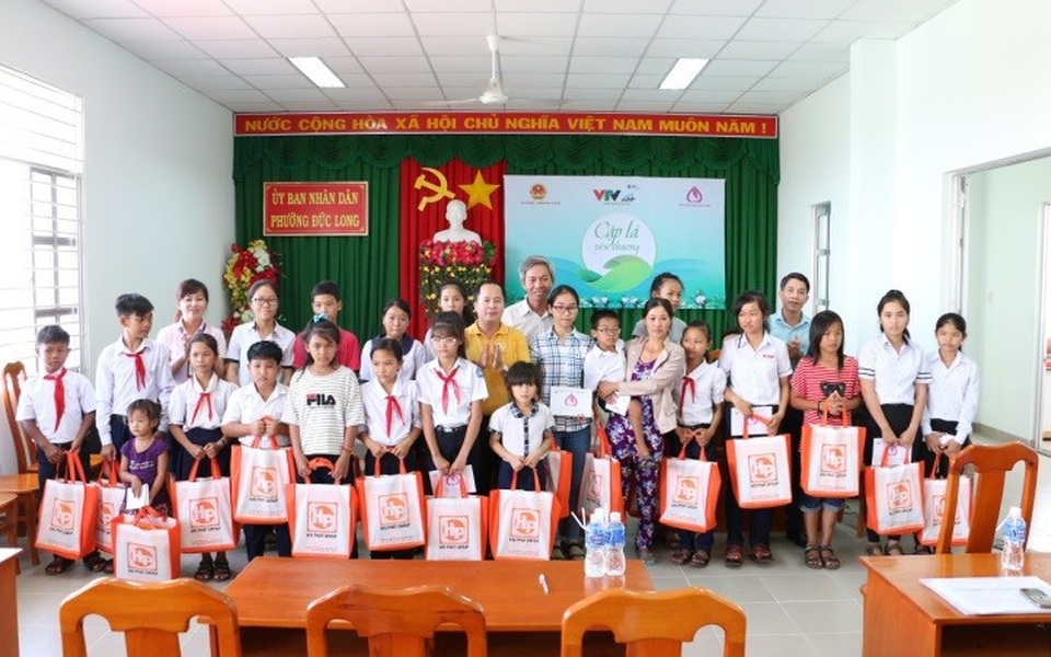 Đại diện Hải Phát Group trao tận tay 31 phần quà cho các em nhỏ Tỉnh Bình Thuận