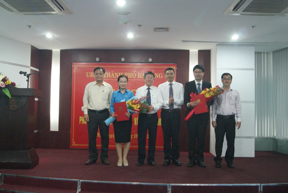 Sở Thông tin - Truyền thông Đà Nẵng có hai Phó Giám đốc mới - 1 Bà Nguyễn Thị Phượng và ông Lê Sơn Phong được bổ nhiệm làm Phó giám đốc Sở Thông tin - Truyền thông thay cho các Phó Giám đốc đã nghỉ hưu theo chế độ