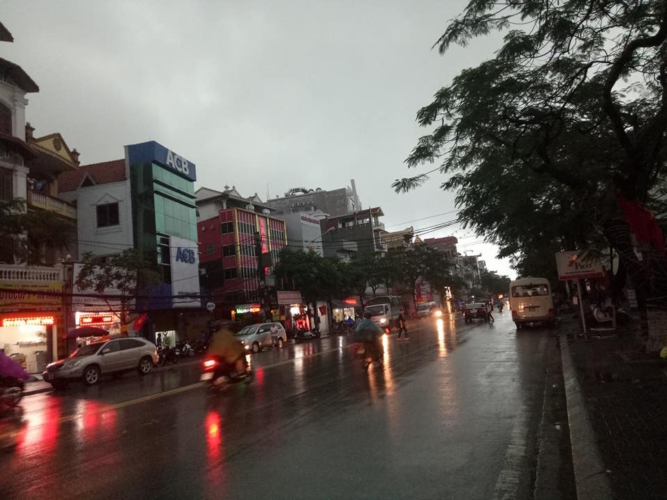 Đường phố Hải Phòng chìm trong “biển nước” sau cơn mưa lớn - 1
Hải Phòng lên đèn lúc 11h trưa 12/5. (Ảnh: Thu Hằng)