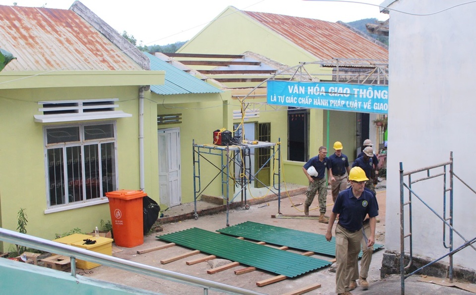 Cảng Quốc tế Cam Ranh chia tay Hải quân Mỹ, Nhật Bản - 2 Hải quân Mỹ tham gia sửa chữa trường học ở huyện Cam Lâm, Khánh Hòa trong khuôn khổ Chương trình Đối tác Thái Bình Dương 2017 (Ảnh: Viết Hảo)