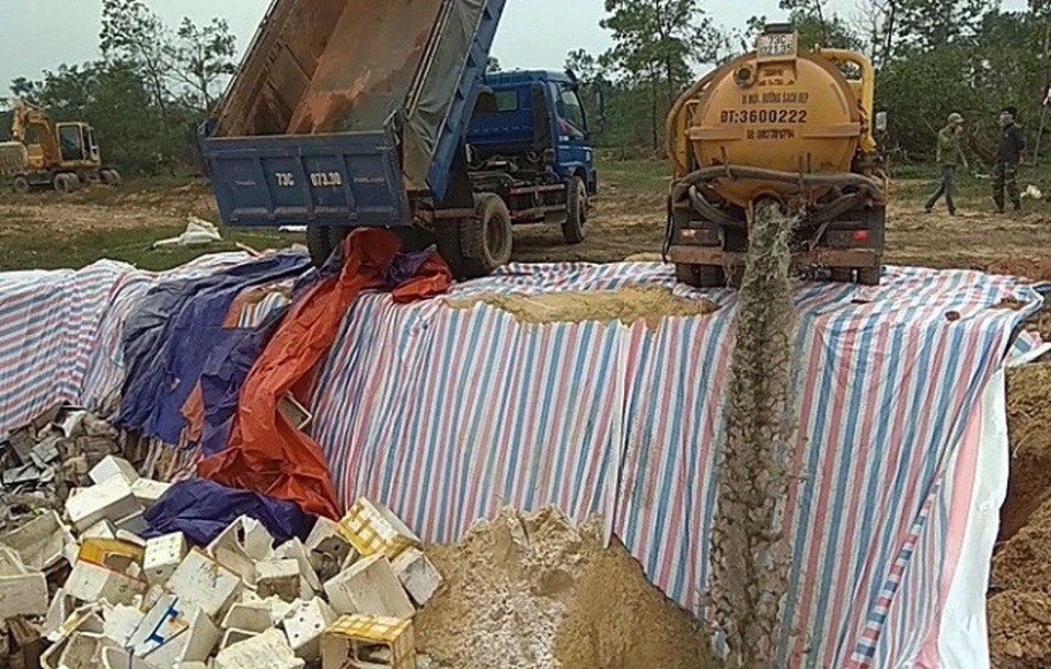 Tiêu hủy hơn 70 tấn hải sản tồn kho không đảm bảo an toàn thực phẩm - 1 Hải sản tồn kho không đảm bảo an toàn thực phẩm được đưa đi tiêu hủy
