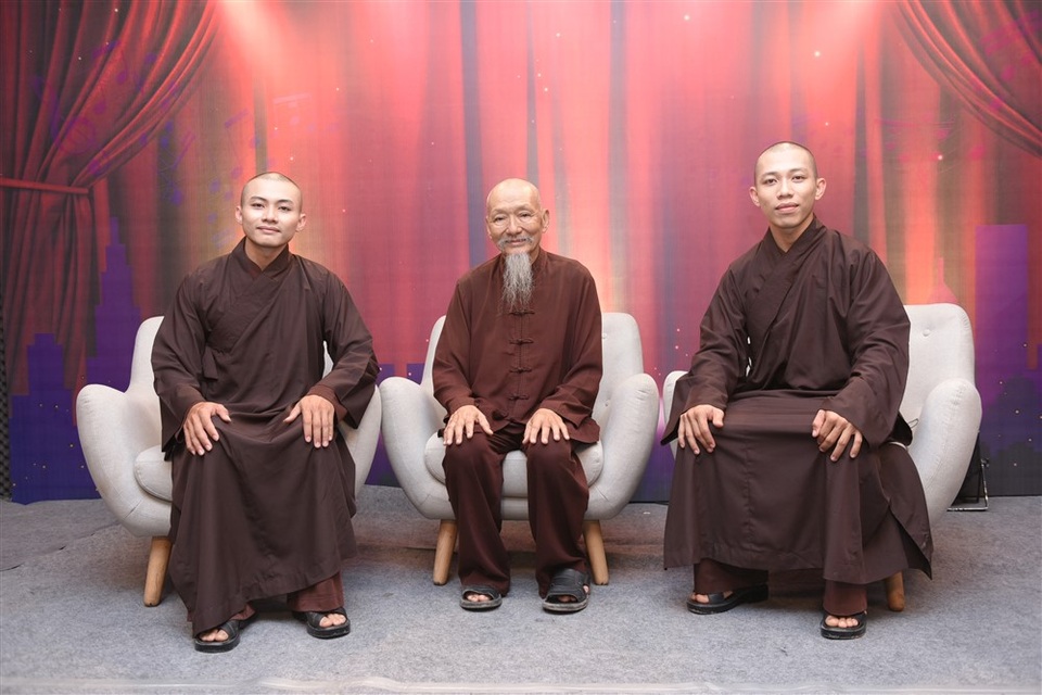 Đi cùng hai sư thầy trẻ là sư thầy trụ trì của chùa - Hòa thượng Thích Tâm Đức (ngồi giữa).