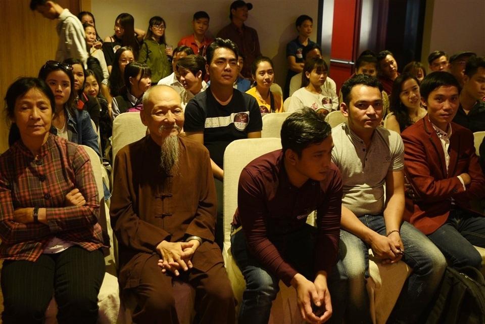 Sư thầy trụ trì chăm chú lắng nghe tiết mục của hai thí sinh đặc biệt.