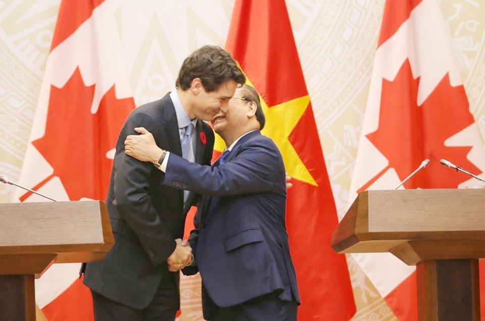 Thủ tướng Canada: "Hồi còn là sinh viên tôi đã khoác ba lô đến Việt Nam" - 3 Hai Thủ tướng nắm chặt tay trước khi rời phòng họp báo.