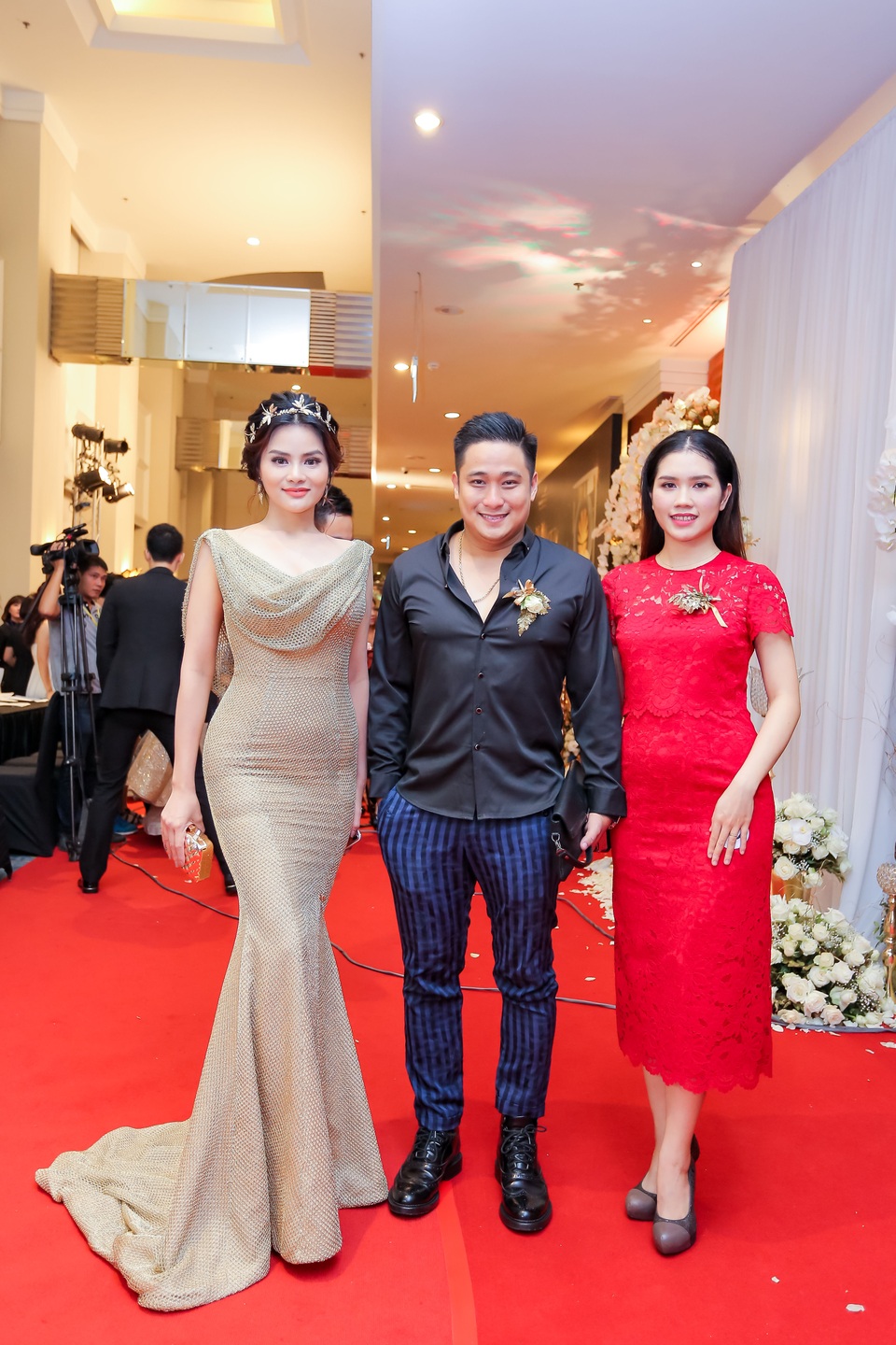 Vợ chồng Minh Tiệp đẹp đôi dự sự kiện - 2
Minh Tiệp tranh thủ chia sẻ về phim mới Hoa hồng mua chịu đang phát sóng trên kênh VTV6. Anh nói, đây cũng là một vai diễn phản diện mà anh rất yêu thích, trong phim anh có dịp hội ngộ cùng NSND Lan Hương ( người đóng vai mẹ chồng trong phim Sống chung với mẹ chồng )