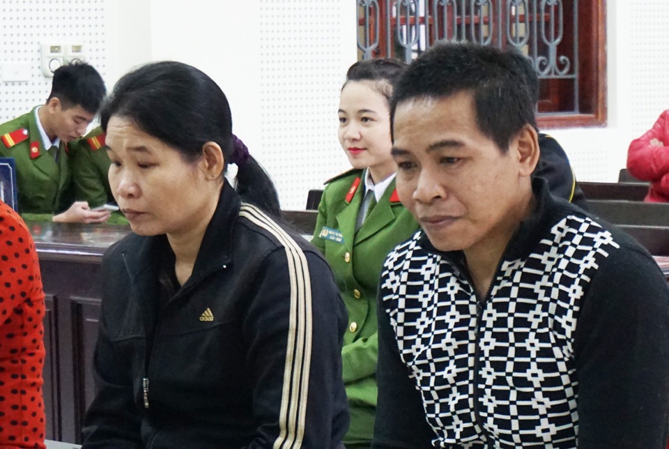 Buôn người, hai vợ chồng “dắt” nhau vào tù - 2 Hám tiền, thiếu hiểu biết, hai vợ chồng Vi Thị Hồng và Moong Văn Tuyên đưa nhau vào tù.